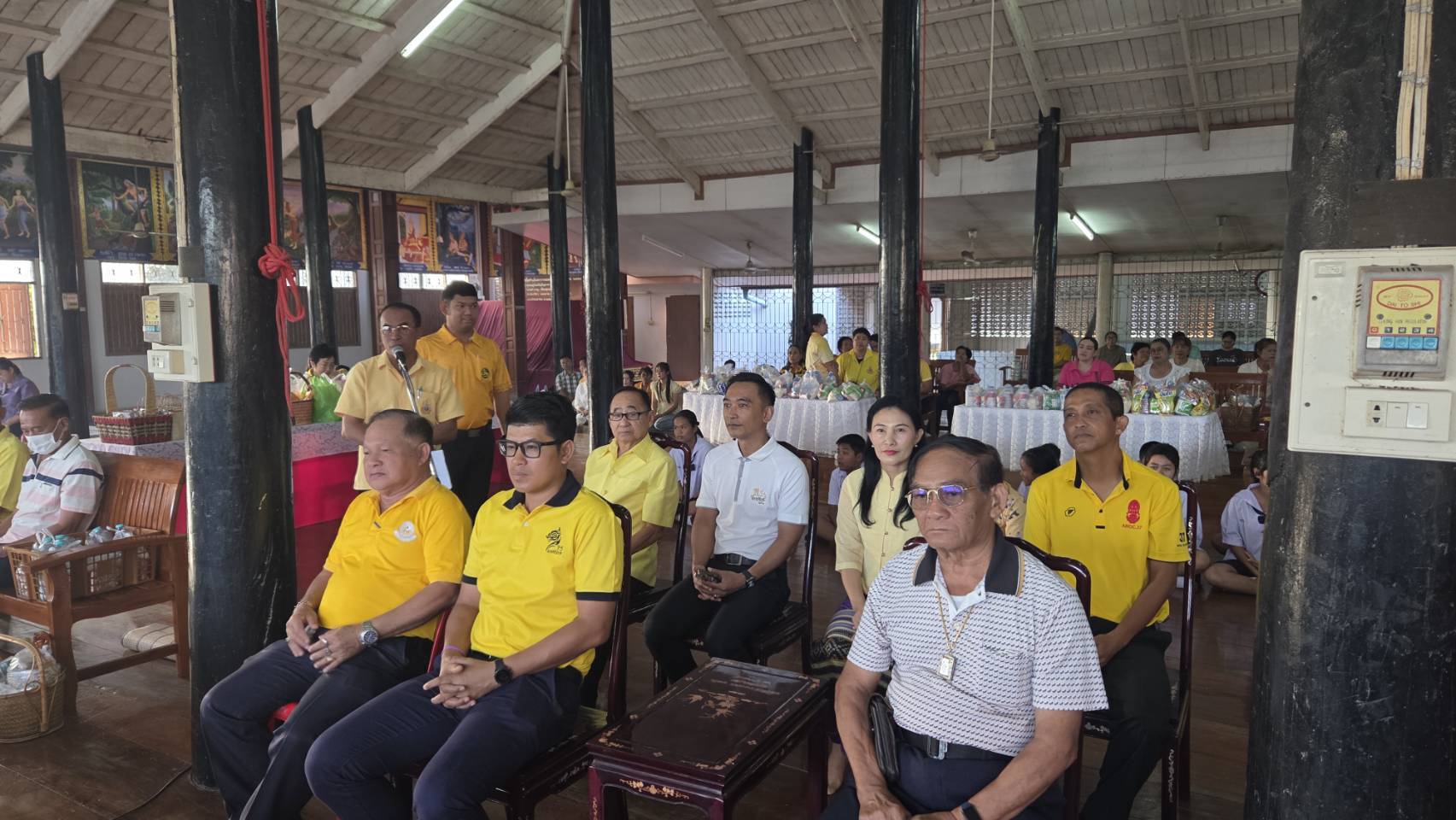 พช.วิเศษชัยชาญ ร่วมกิจกรรม "วัด ประชารัฐ สร้างสุข ทำบุญตักบาตร ข้าวสารอาหารแห้ง เพื่อส่งต่อผู้ยากไร้ในพื้นที่อำเภอวิเศษชัยชาญ